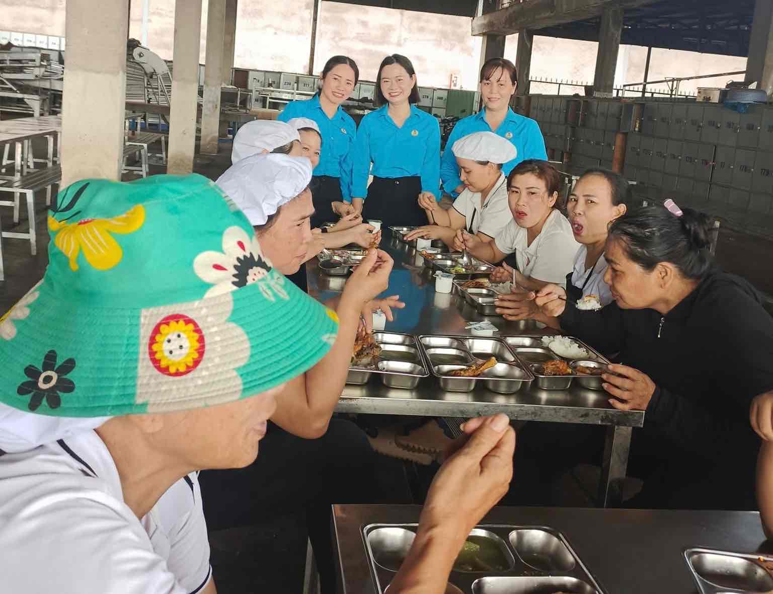 Union meals for union members and workers. Photo: Xuan Loc Commune Trade Union