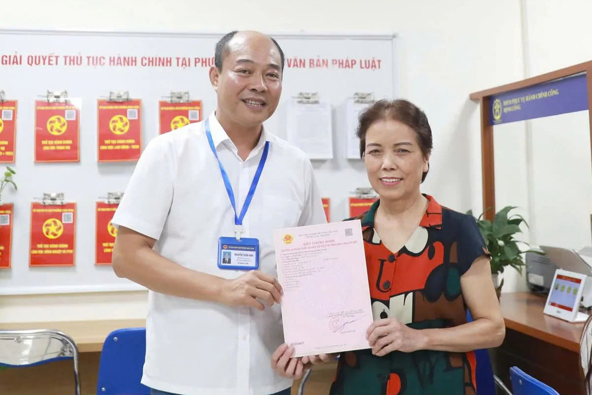 Chủ tịch phường trực tiếp trao sổ đỏ cấp lần đầu đến tay người dân