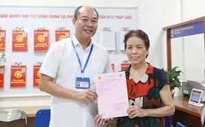 Chủ tịch phường trực tiếp trao sổ đỏ cấp lần đầu đến tay người dân