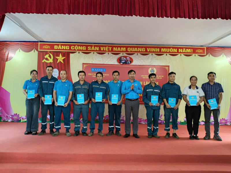 Giving gifts to workers in difficult circumstances. Photo: Huyen Thuy