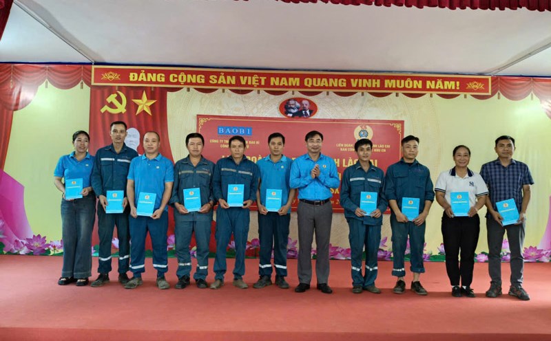 Giving gifts to workers in difficult circumstances. Photo: Huyen Thuy