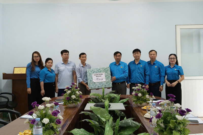 Cong doan Lao Cai tang qua cong doan co so. Anh: Huyen Thuy