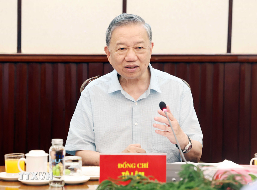 General Secretary To Lam requested to innovate programs and content, ensure facilities, enough schools, enough classes, enough teachers and rectify limitations and negativity in the education sector. Photo: VNA