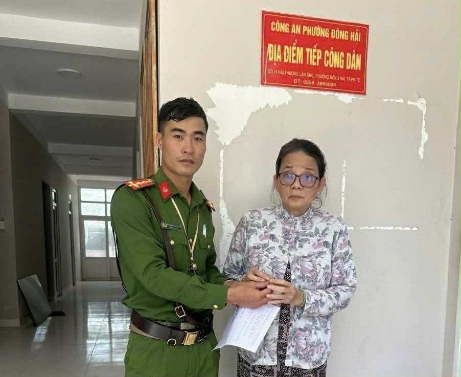 Despues de recoger la mercancia cayendo la policia del barrio de Khanh Hoa la devolvio a la persona que la perdio. Foto: proporcionada por la policia