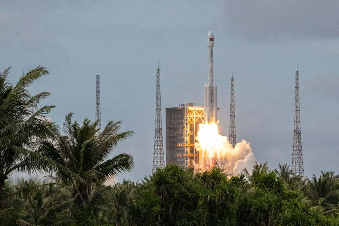 야오간-45 위성을 탑재한 개량형 창정-7 로켓이 2025년 9월 9일 중국 남부 하이난성 원창 우주 기지에서 발사대를 떠나고 있습니다. 사진: 신화통신