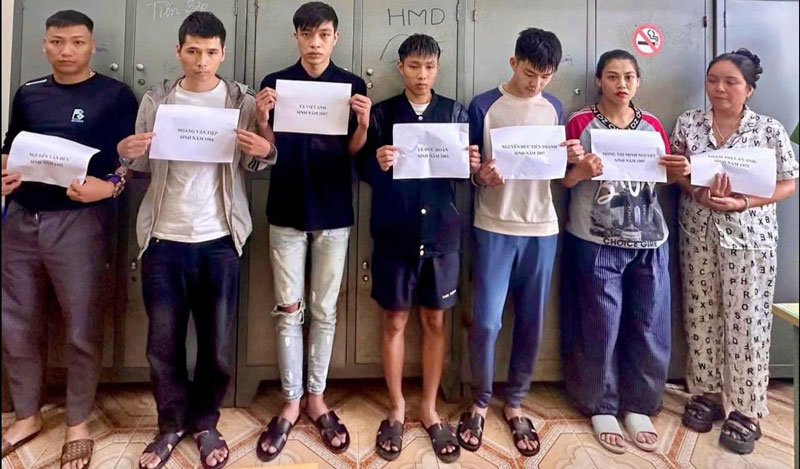 Nhóm đối tượng gây rối trật tự công cộng ở Sa Pa bị tạm giữ. Ảnh: Công an Lào Cai