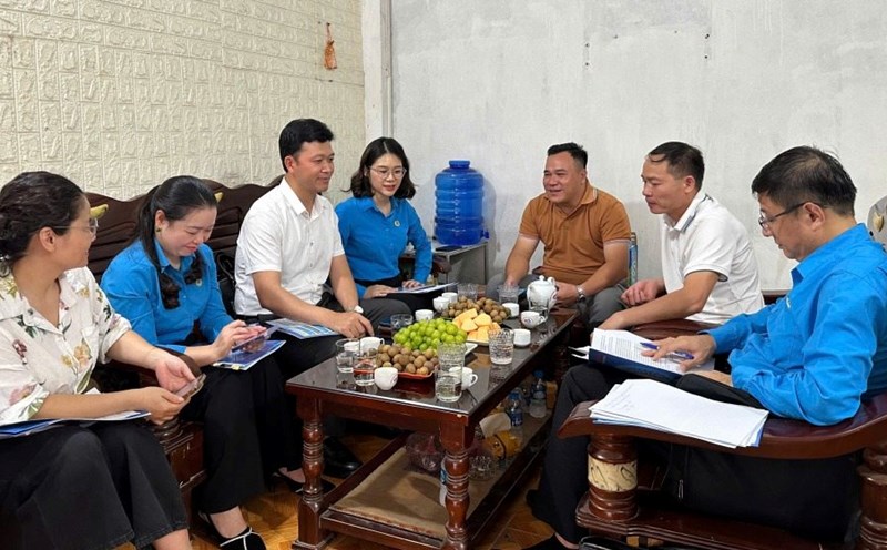 The Cao Bang Provincial Federation of Labor grasps the labor production situation of enterprises. Photo: Dam Kieu