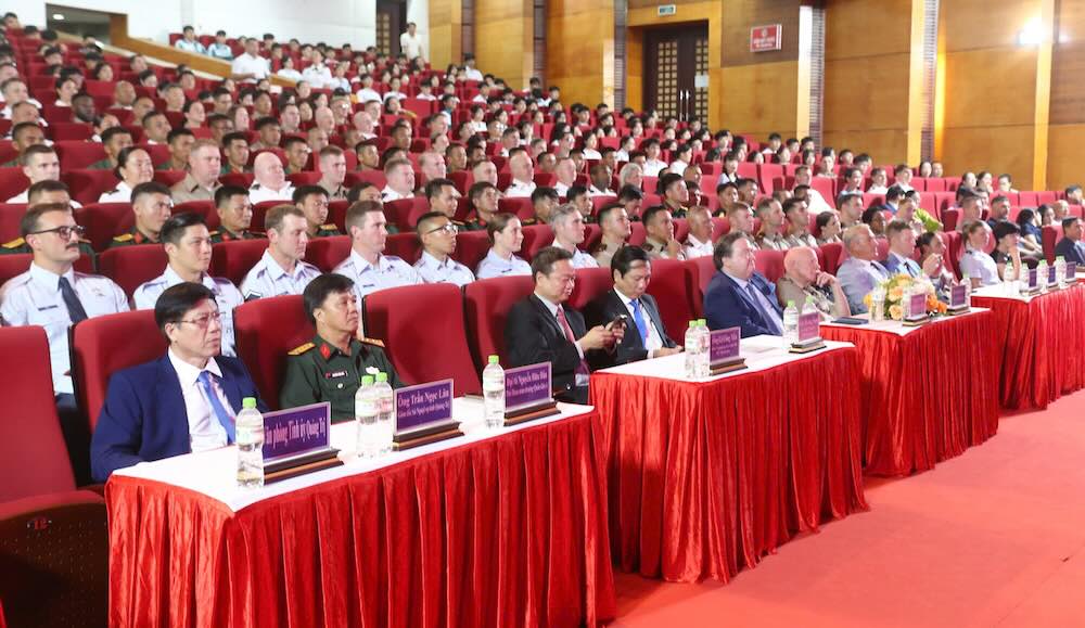 Les dirigeants des ministeres et des secteurs centraux et les dirigeants des Etats-Unis ont assiste a la ceremonie d'ouverture du Programme d'amitie du Pacifique 2025. Photo : H. Nguyen