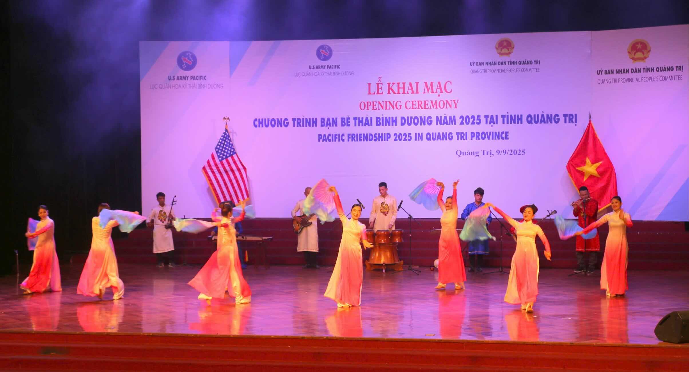 Chuong trinh nghe thuat tai le khai mac. Anh: H. Nguyen