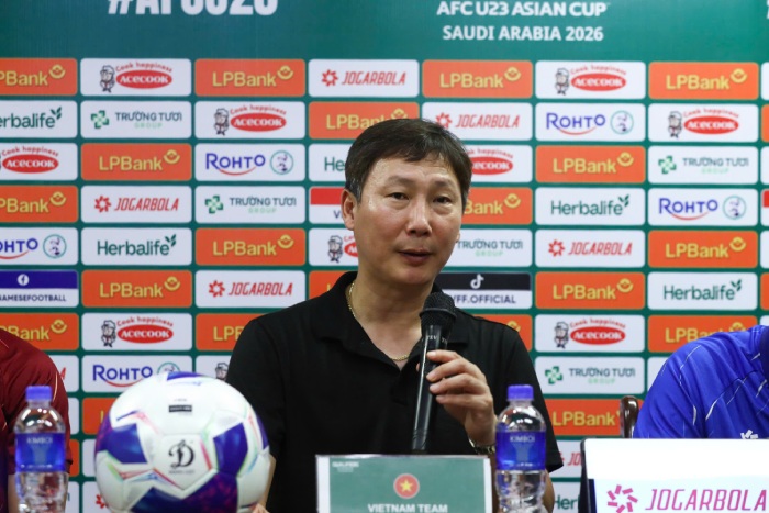 Huan luyen vien Kim Sang-sik tra loi hop bao sau tran thang cua U23 Viet Nam. Anh: Minh Dan