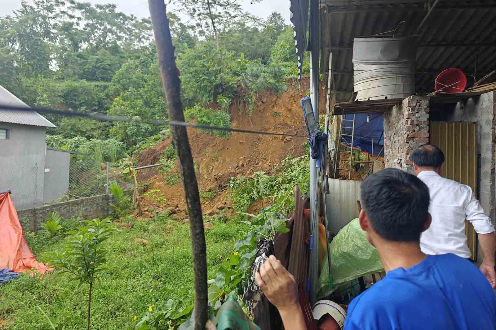 The impact of storm No. 5 Kajiki caused a landslide in Suoi Hai commune (Hanoi) on August 27. Photo: Khuat Duyen