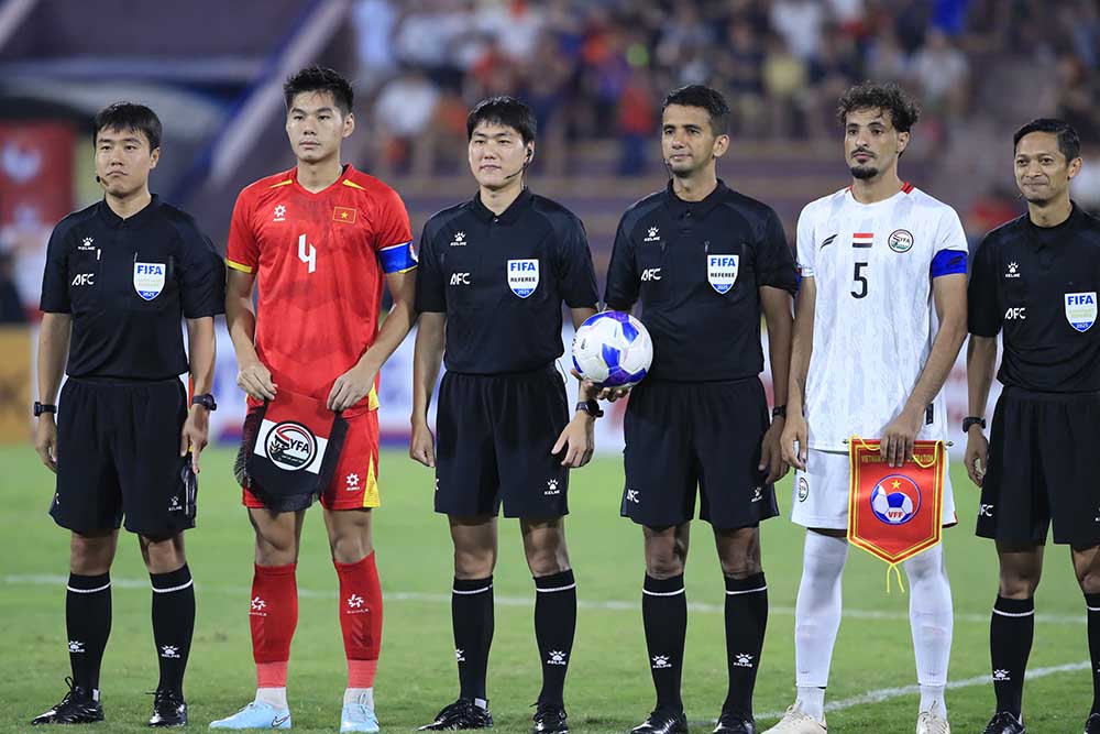 Toi 9.9, U23 Yemen (ao trang) buoc vao tran cuoi vong loai U23 chau A 2026 gap U23 Viet Nam. Truoc tran dau nay, U23 Yemen dang dung nhi bang C va dat muc tieu gianh chien thang de gianh ve du vong chung ket U23 chau A 2026 voi ngoi nhat bang.