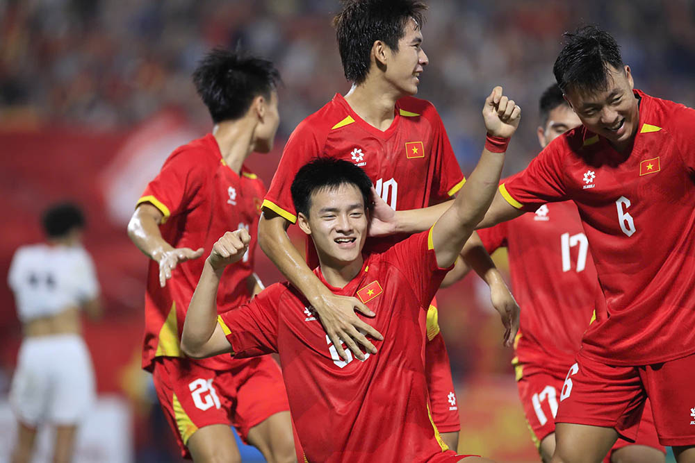 Den phut 70, U23 Viet Nam da co ban mo ti so khi Thanh Nhan dut diem thanh cong sau duong kien tao cua Van Thuan.