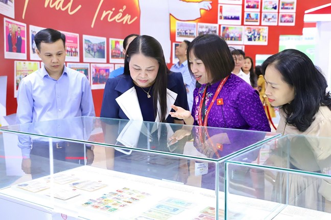 La Vicepresidenta - Secretaria General Nguyen Thi Thu Ha y los delegados visitan el espacio de la exposicion 'Creacion y desarrollo'. Foto: Minh Hien