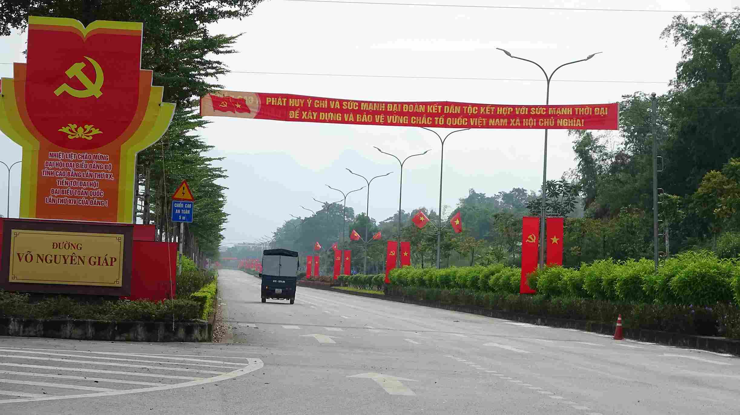 Cac tuyen pho duoc trang hoang, khau hieu tao su phan khoi trong nhan dan. Anh: Son Viet