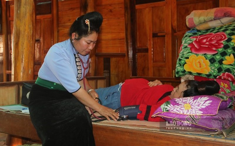 Current allowances for medical staff and midwives in the village. Photo: Khanh Linh
