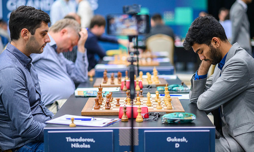 구케시(오른쪽)는 그랜드 스위스 2025에서 2연패를 당했습니다. 사진: 국제 체스 협회