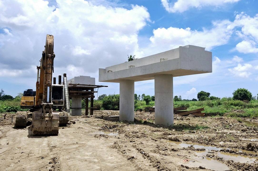 The Hoang Sa - Doc Soi road project in Quang Ngai has a total investment of 3,500 billion VND, and has been under construction for nearly 3 years but has only handed over nearly 35% of the site. Photo: Vien Nguyen