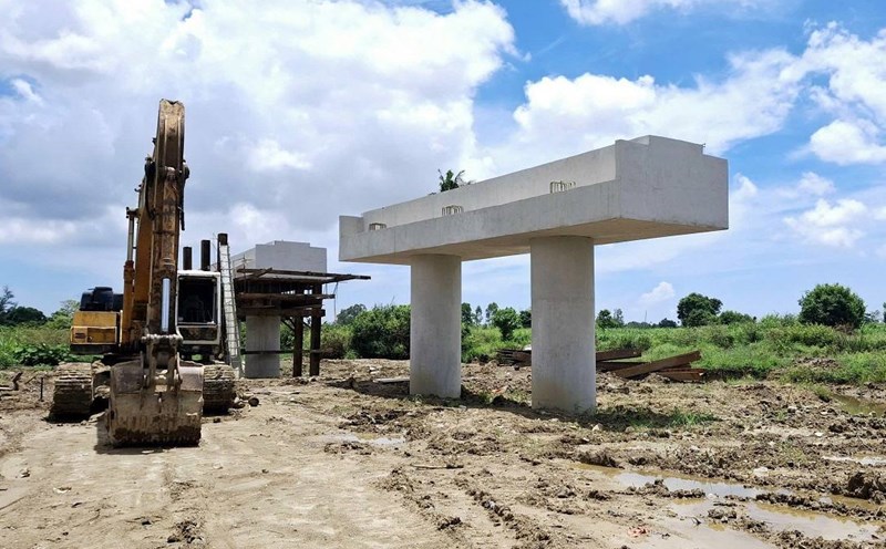 The Hoang Sa - Doc Soi road project in Quang Ngai has a total investment of 3,500 billion VND, and has been under construction for nearly 3 years but has only handed over nearly 35% of the site. Photo: Vien Nguyen