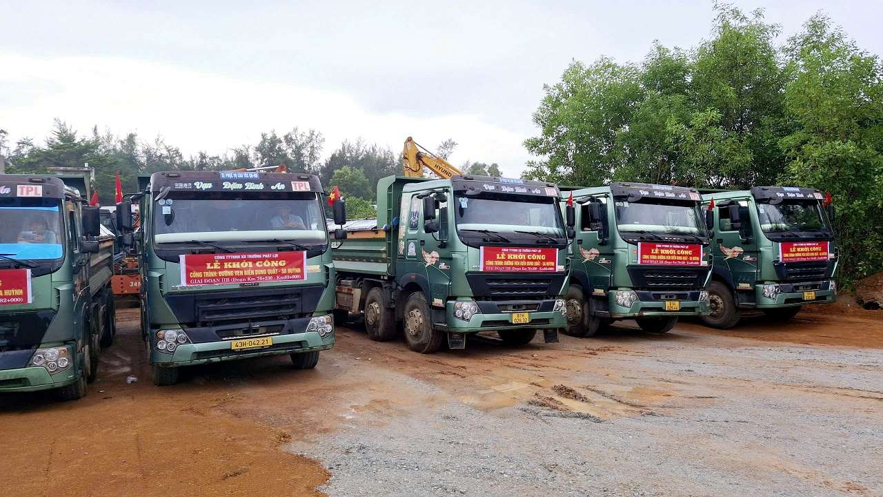 May moc, thiet bi tap trung tai cong truong de thi cong du an Duong ven bien Dung Quat - Sa Huynh, giai doan IIb, doan Km76+230 - Km82+00. Anh: Vien Nguyen