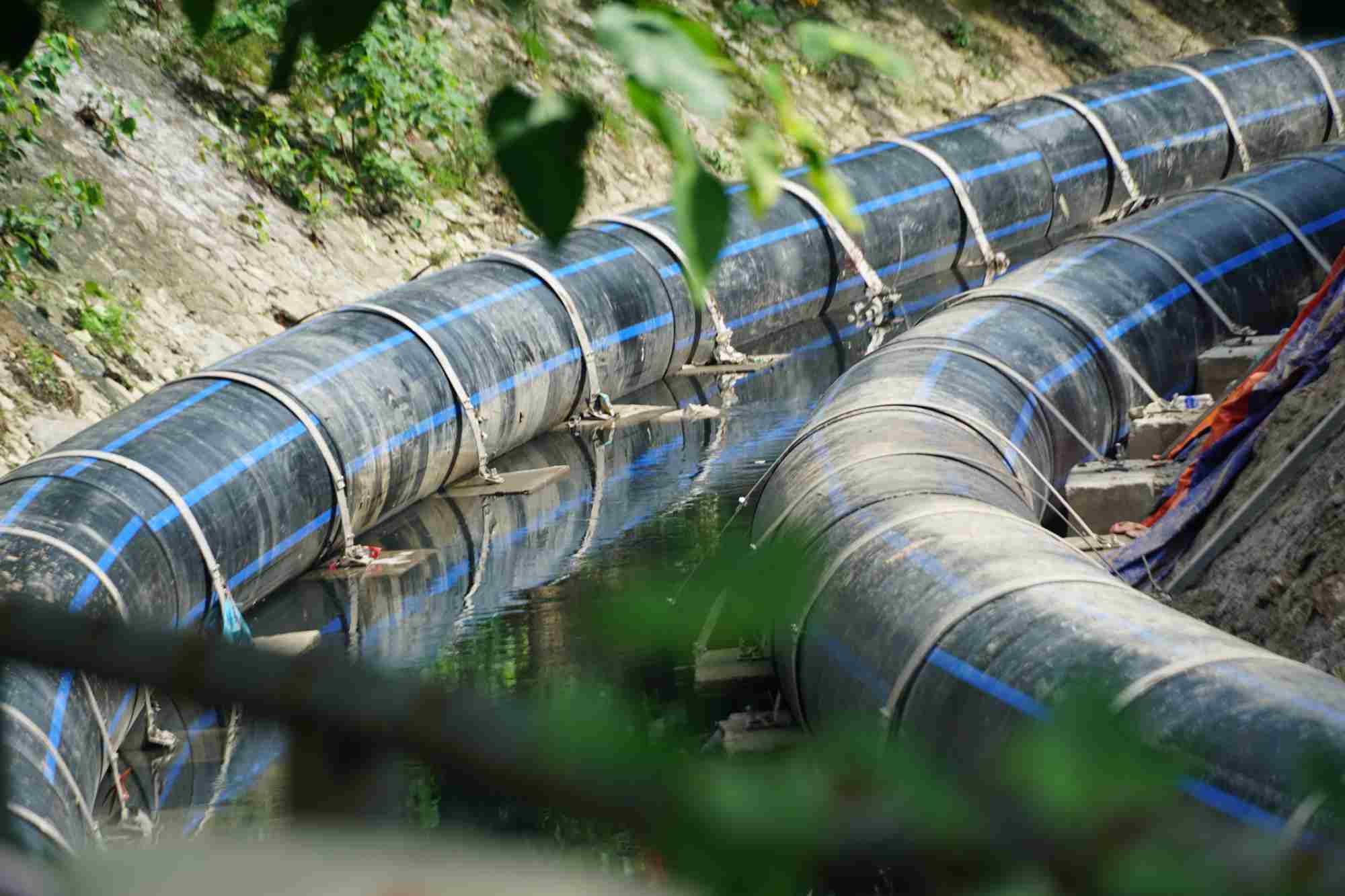 At the headwaters of To Lich River (intersection with Hoang Quoc Viet Street, Hanoi), water from West Lake has stopped supplying the To Lich River after the National Day holiday on September 2. Photo: Huu Vu