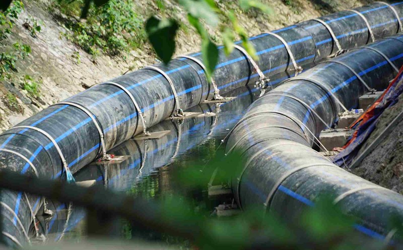 At the headwaters of To Lich River (intersection with Hoang Quoc Viet Street, Hanoi), water from West Lake has stopped supplying the To Lich River after the National Day holiday on September 2. Photo: Huu Vu