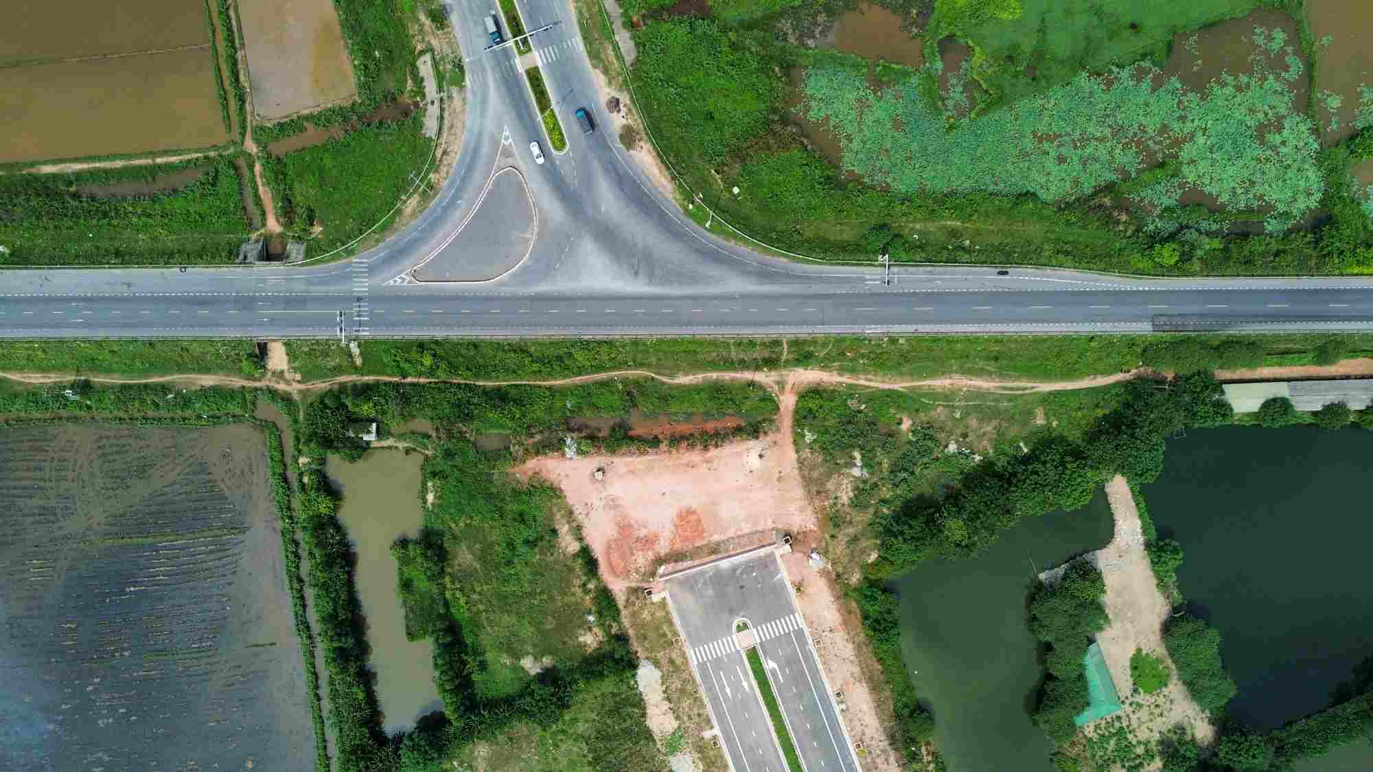 The Nhat Le 2 - National Highway 1 intersection in Quang Tri is still not completed. Photo: Cong Sang