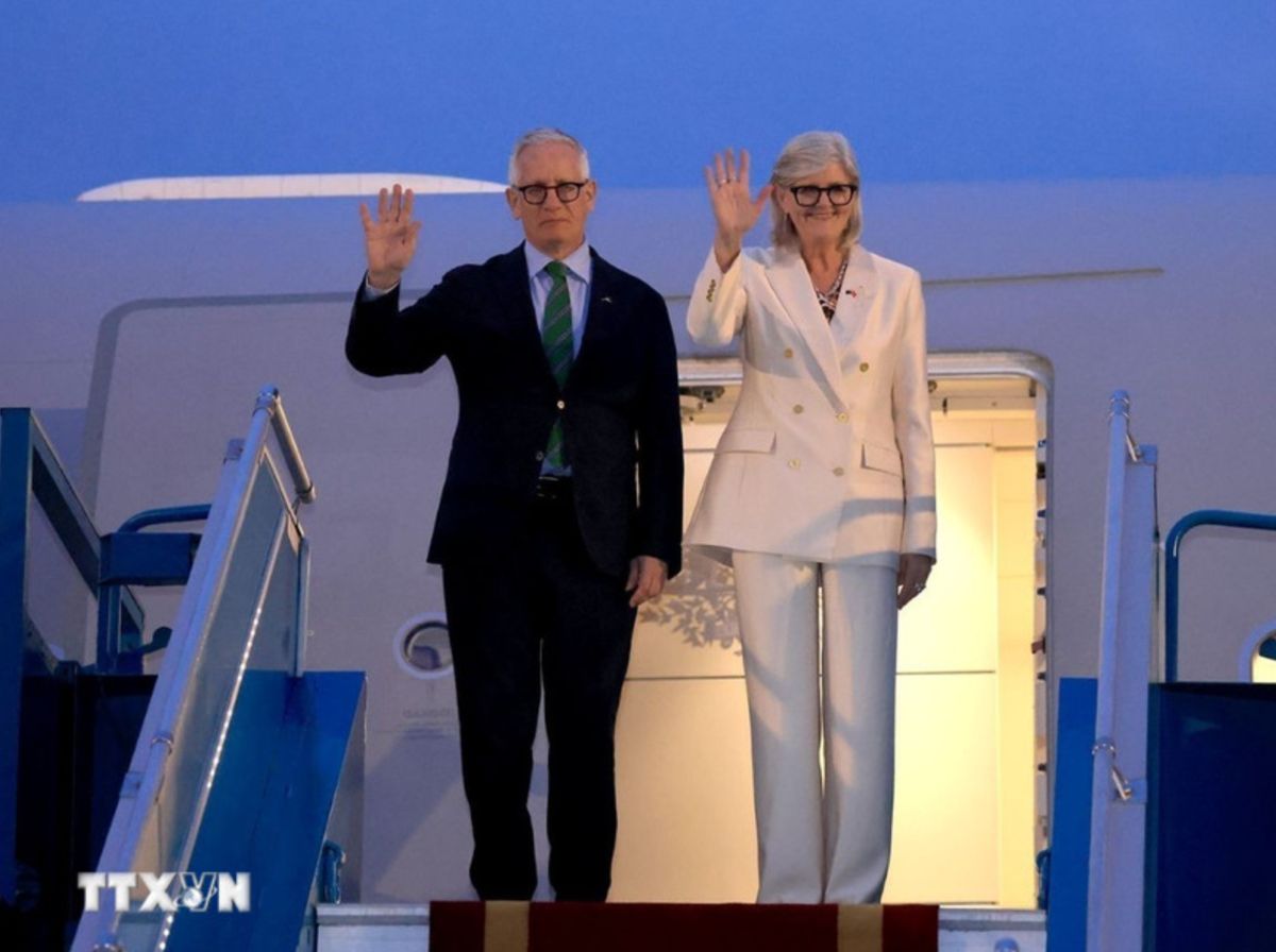 Australian authorities Sam Mostyn and Phu joined Noi Bai International Airport on the evening of September 9. Photo: VNA