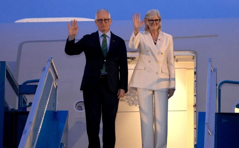 Australian authorities Sam Mostyn and Phu joined Noi Bai International Airport on the evening of September 9. Photo: VNA