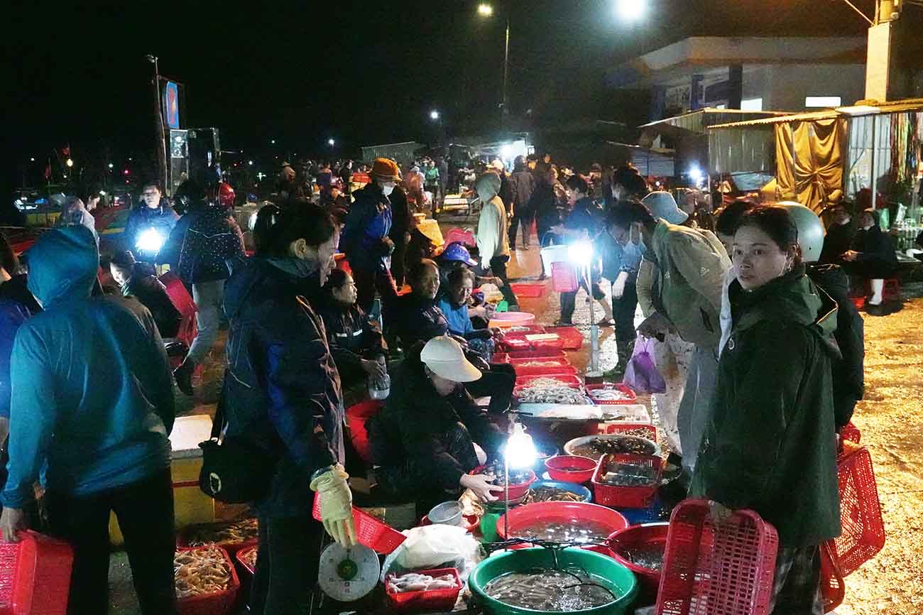 Bustling buying and selling at Cua Sot Fishing Port in the early morning of January 1, 2026. Photo: Tran Tuan.