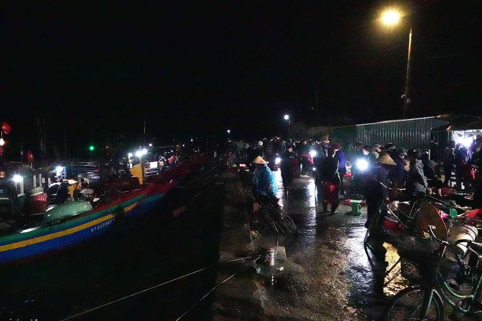 Tap nap tren ben duoi thuyen khi troi chua sang. Anh: Tran Tuan.