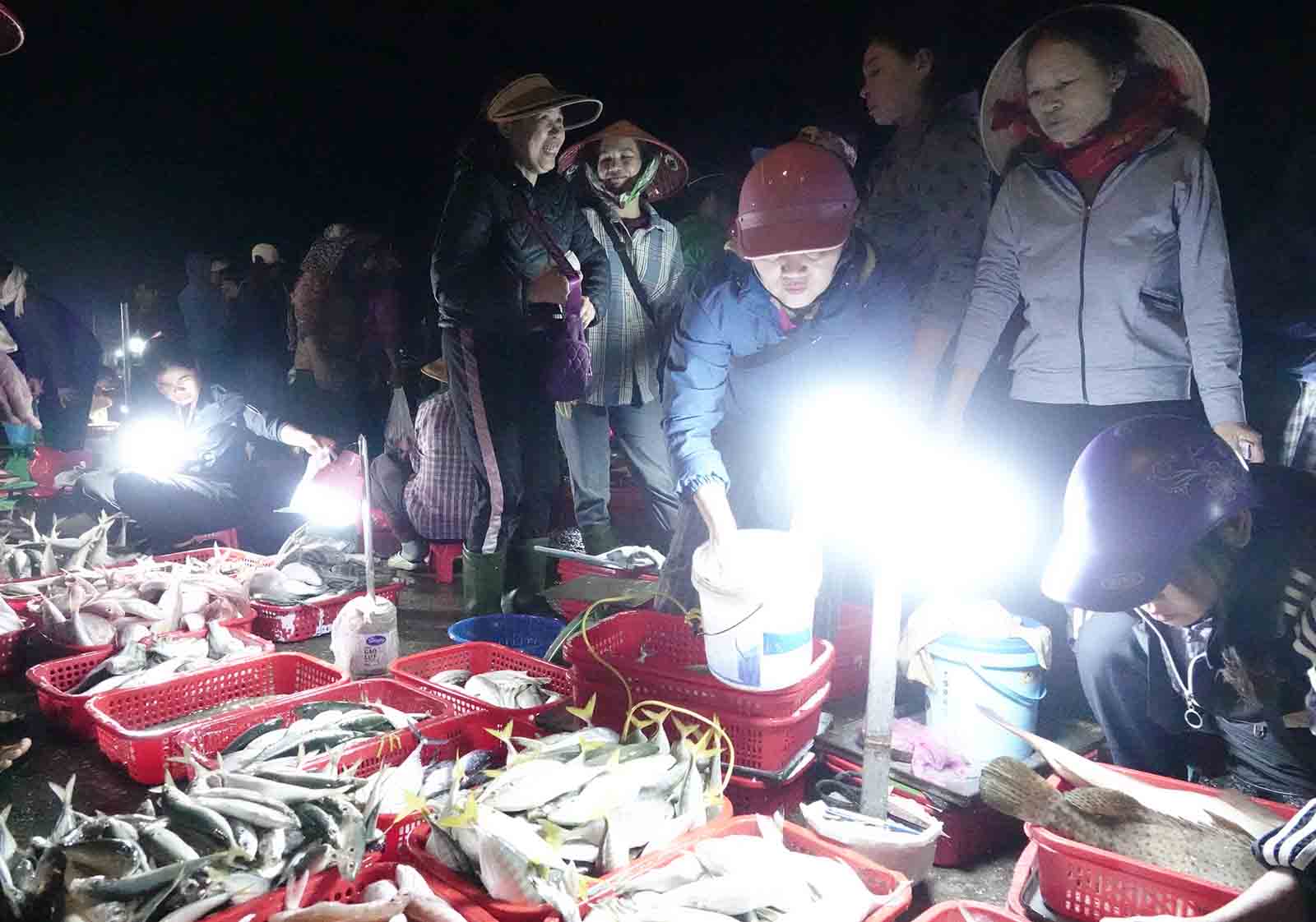 Nhieu tieu thuong phai cam den tren tay de ban hai san. Anh: Tran Tuan.