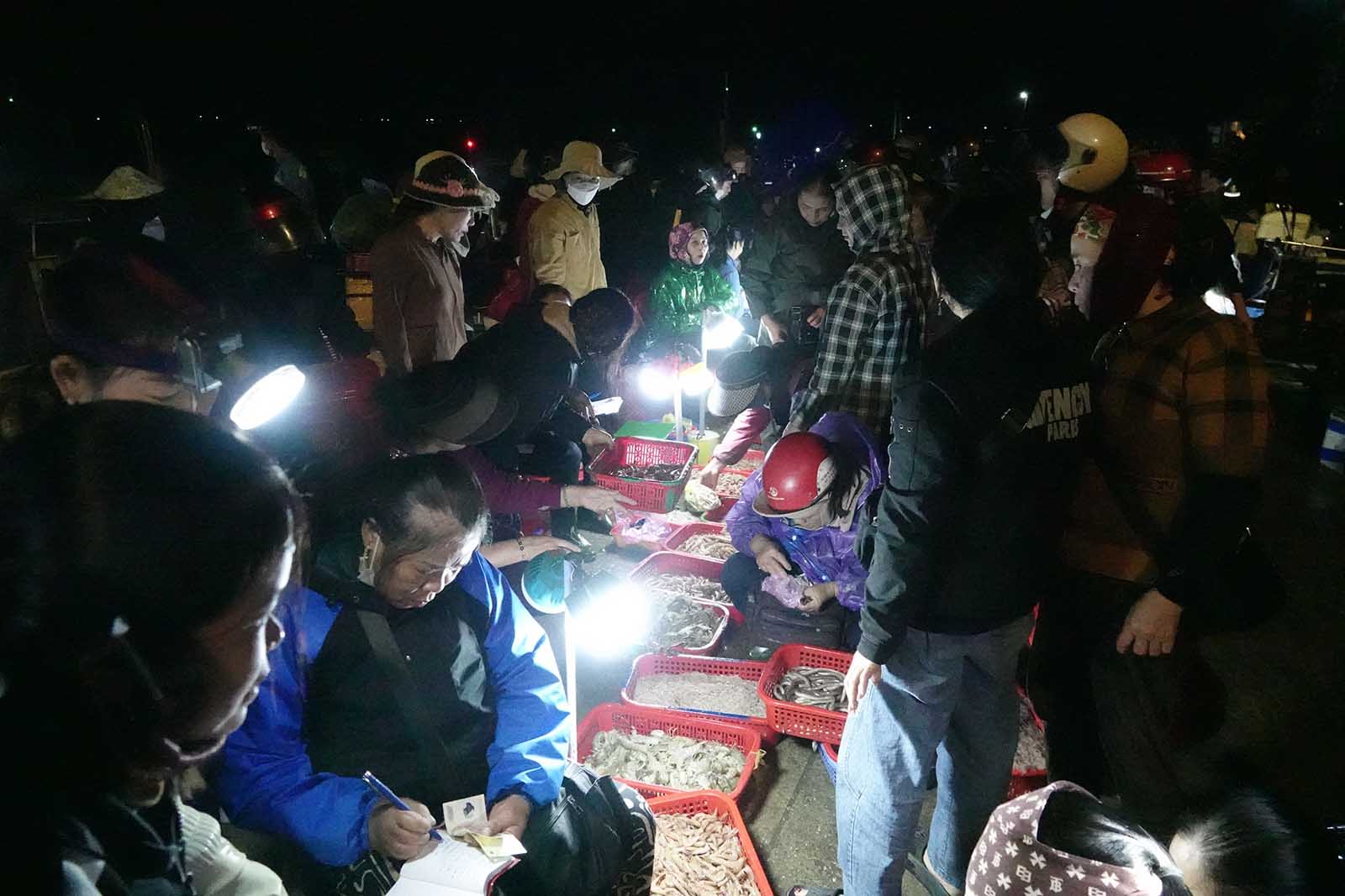 Dong nghit nguoi mua ban khi troi con chua sang. Anh: Tran Tuan.