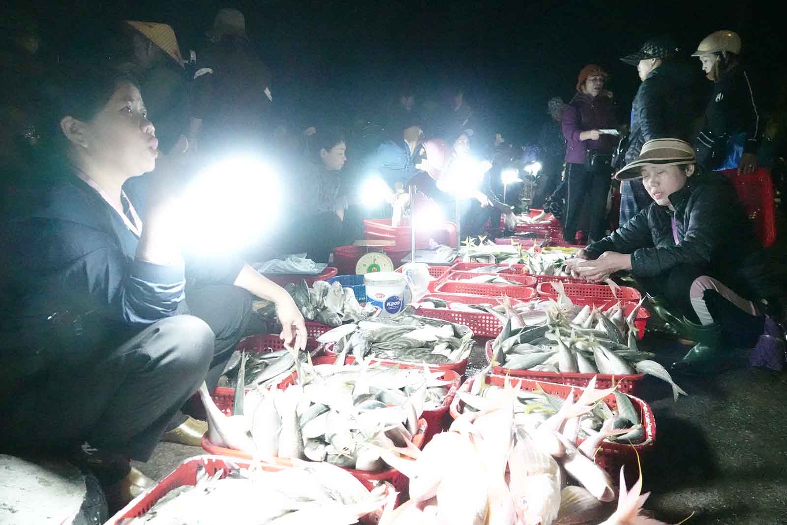 Du cac loai hai san duoc bay ban. Anh: Tran Tuan.