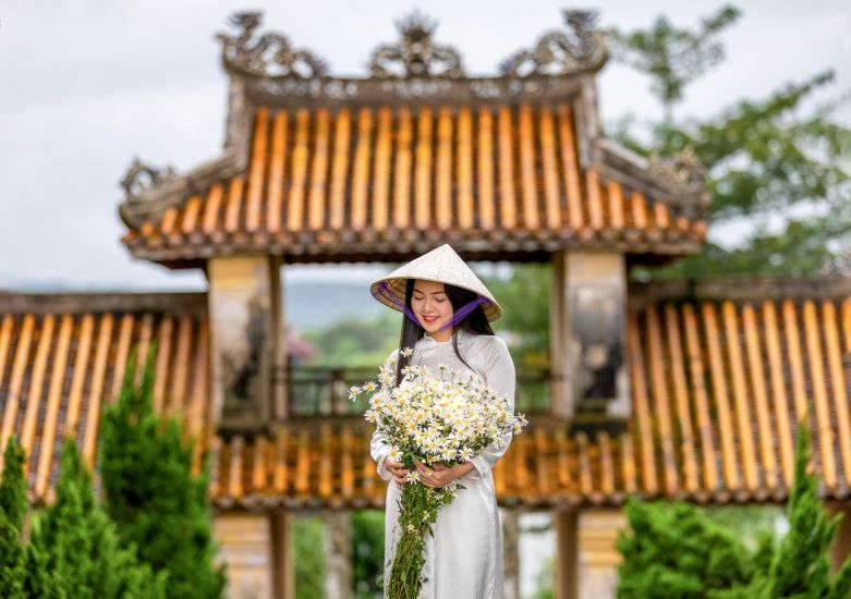 Du khach tham quan di tich Hue. Anh: NGUYEN PHONG