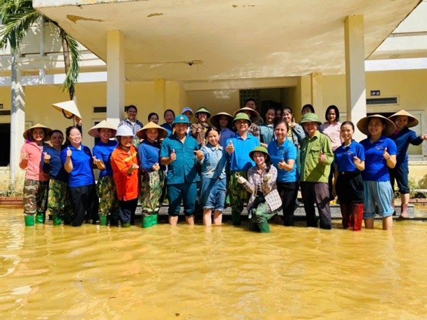 Cadres, teachers, and staff of Duc Tho Town Primary School help Nguyen Trai Primary School, Duc Quang commune overcome the consequences of natural disasters, sharing love with colleagues and students in flood areas. Photo: La Giang