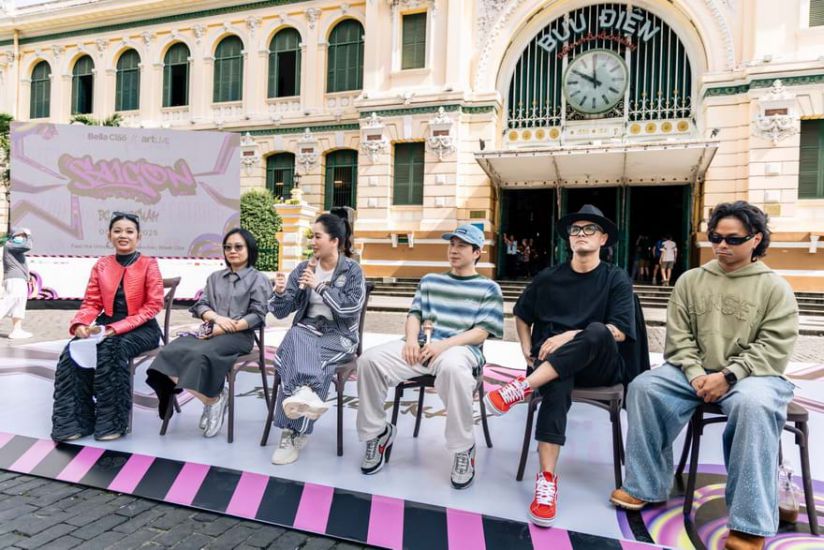 사이공 어반 스트리트 페스트 2025 행사에서 호치민시 우체국에서 공연하는 거리 예술가들. 사진: 조직위원회 제공.