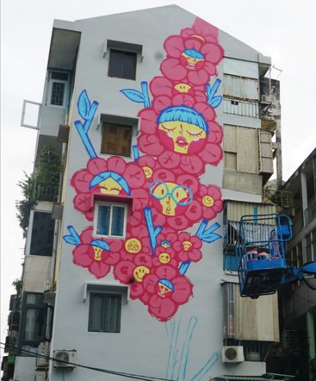 Buc tranh tuong kho lon cua cac hoa si duong pho tao diem nhan khi du khach den voi TPHCM. Anh: NGOC LE