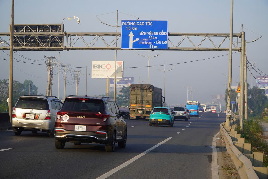 Duong dan len cao toc TPHCM - Trung Luong thong thang. Anh: Nguyen Chan