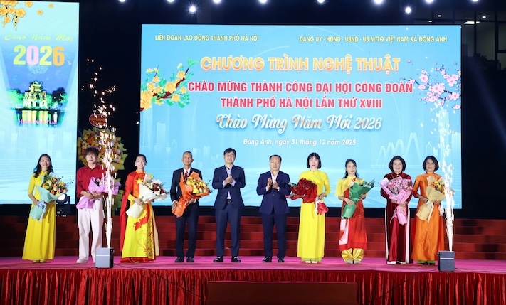 Art program to celebrate the success of the Congress and welcome the New Year co-organized by the Hanoi City Labor Federation on the evening of December 31, 2025. Photo: Mai Quy