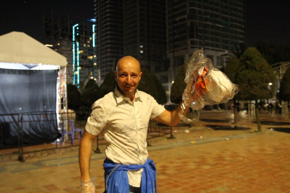 People and tourists linger to clean up trash after New Year's Eve in Da Nang. Photo: Thanh Huyen