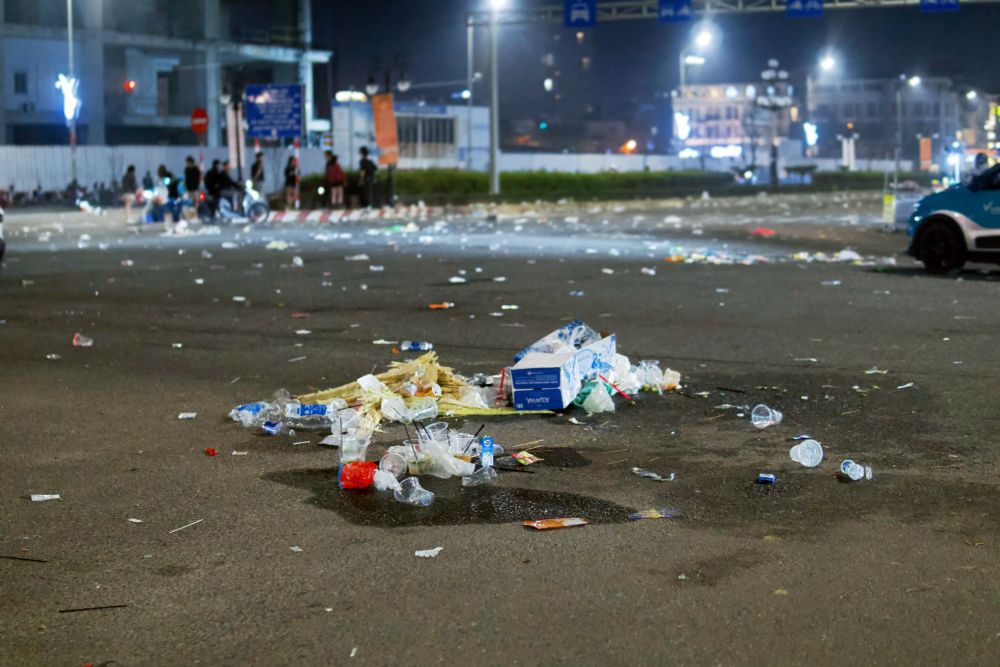 Rac thai ngap cac tuyen pho tai khu vuc Cong vien Bien Dong, Da Nang. Anh: Thanh Huyen