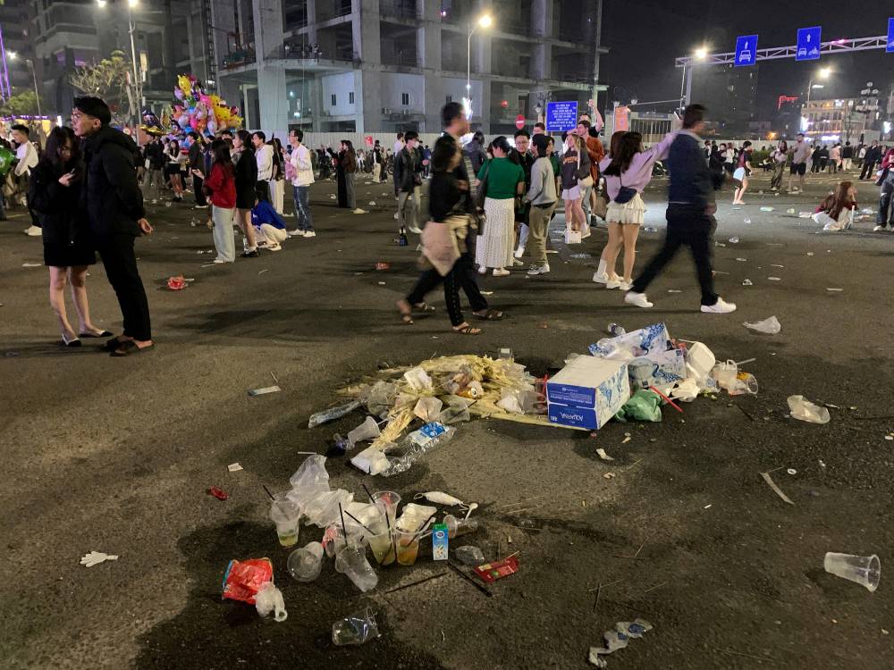 Chai nhua, ba mia, tui nylong,...vuong vai khap noi. Anh: Thanh Huyen