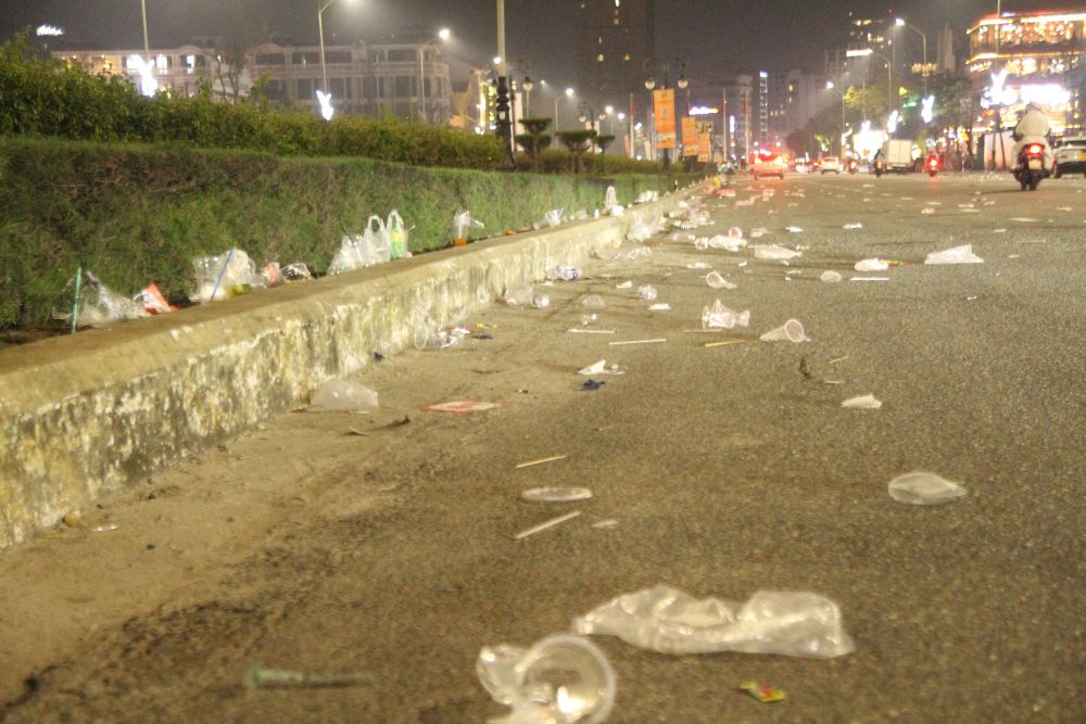 Rac thai bua vay tai tuyen pho Pham Van Dong. Anh: Thanh Huyen