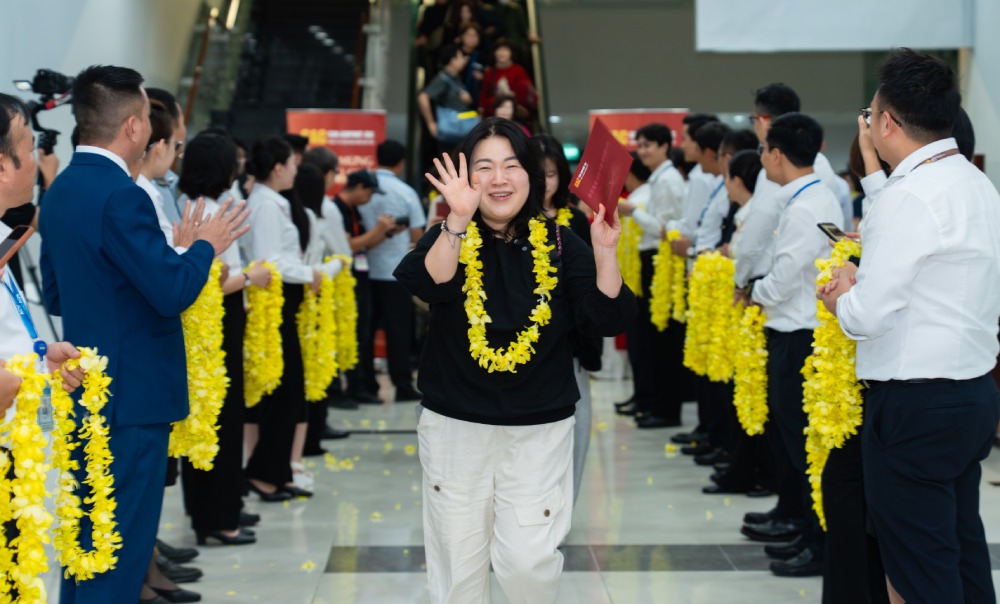 부산(한국)행 항공편 승객들이 2026년 1월 1일 새벽 푸 국제공항에서 환영을 받았습니다. 사진: Sun Group