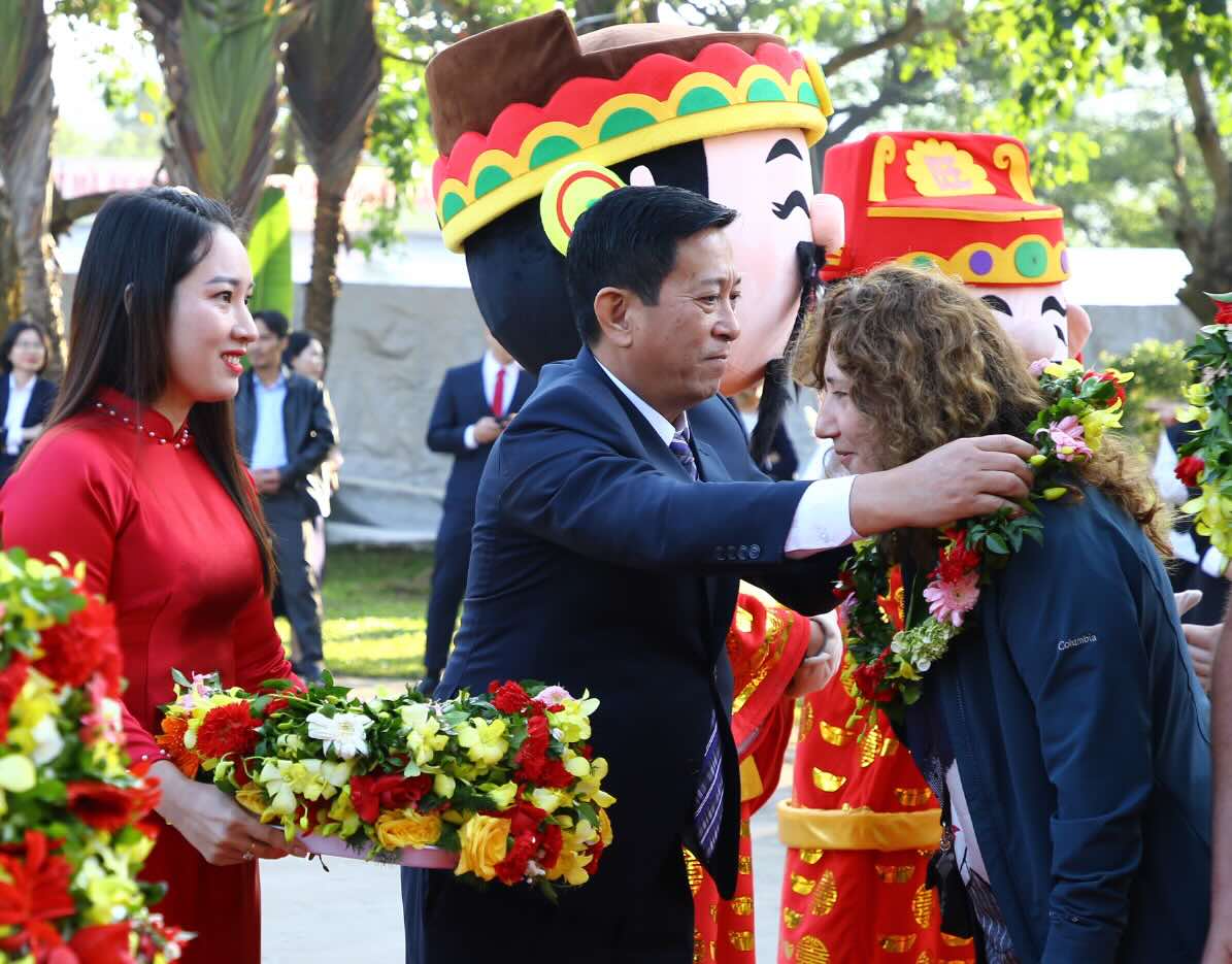 Mr. Pham Hong Thai - Director of Phong Nha - Ke Bang National Park Management Board presents flowers to tourists. Photo: Sang Trung
