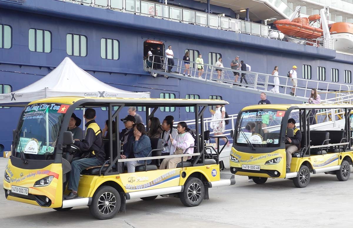 Du khach di chuyen den cac diem du lich tai phuong Hong Gai, Ha Long, Yen Tu, Dong Trieu. Anh: Doan Hung