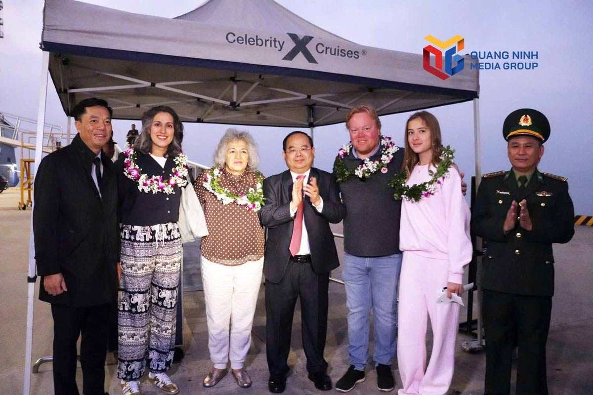 꽝닌성 당위원회 서기인  민 끄엉 씨(가운데 서 있는 사람)가 2026년 양력 설날에 처음으로 꽝닌에 도착한 선박 관광객 단체를 환영하고 꽃을 전달하고 있습니다. 사진: 꽝닌성 문화체육관광부