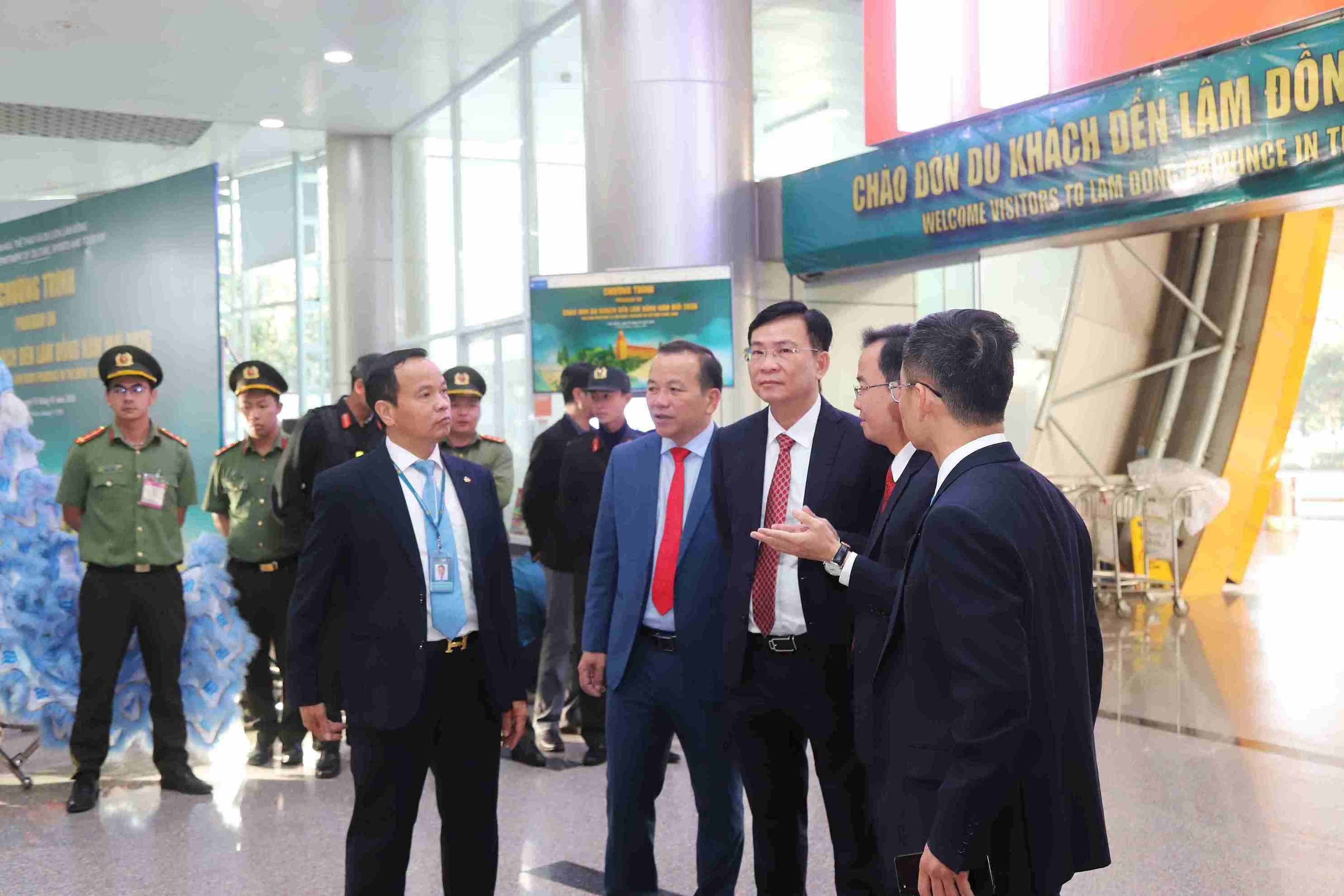 Ong Ho Van Muoi, Chu tich UBND tinh Lam Dong cung cac dai bieu co mat tai san bay Lien Khuong don hanh khach den xong dat du lich Da Lat dau nam moi 2026. Anh: Phuc Khanh 