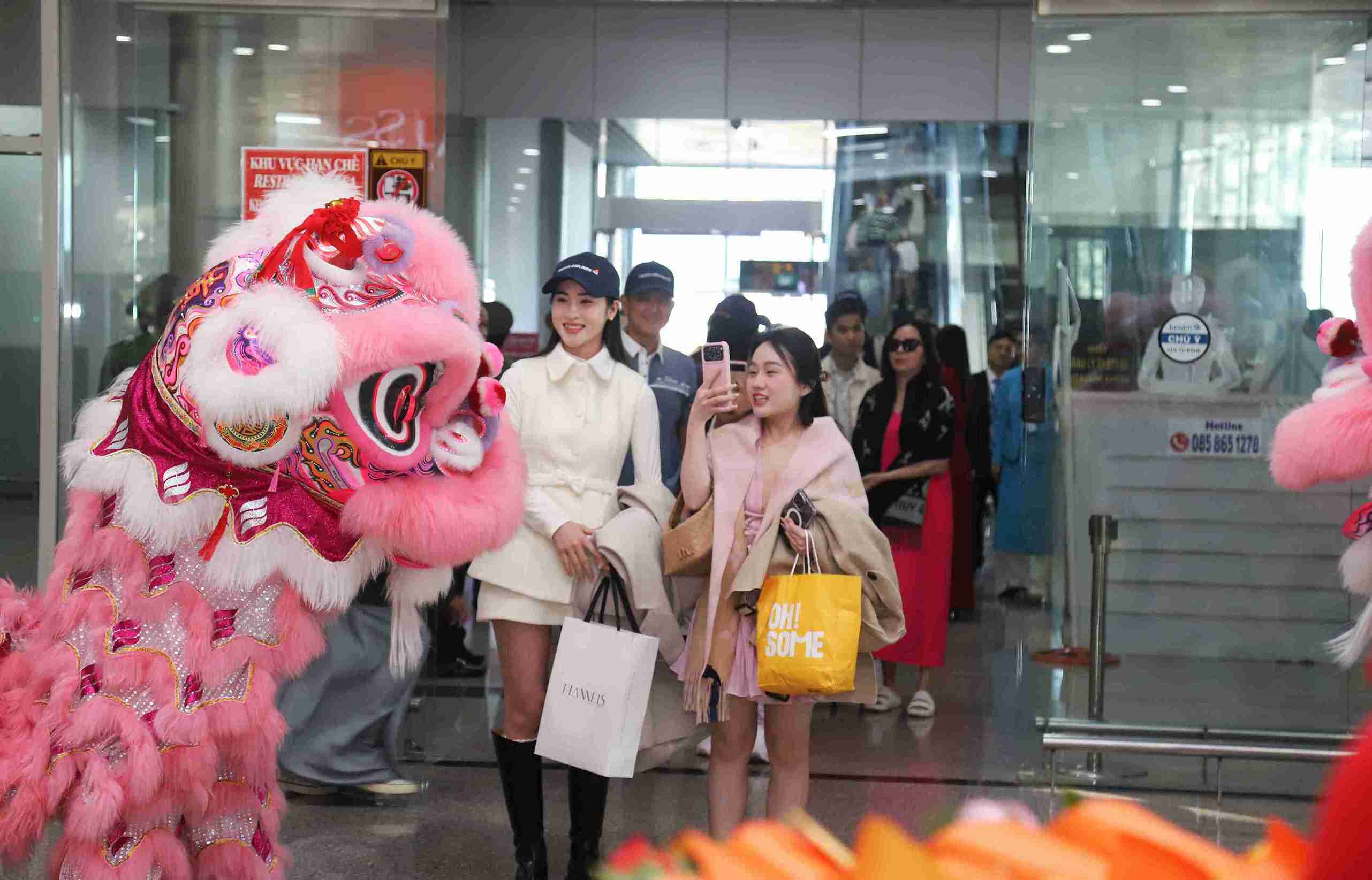 Nhung vi khach dau tien tren Chuyen bay so hieu VN-6172 co mat tai Cang hang khong quoc te Lien Khuong xong dat du lich Lam Dong dau nam moi 2026. Anh: Phuc Khanh 